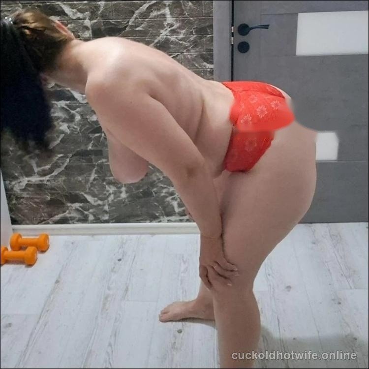 Branquinha casada nua mostrando a bundona - Foto Principal Caseira