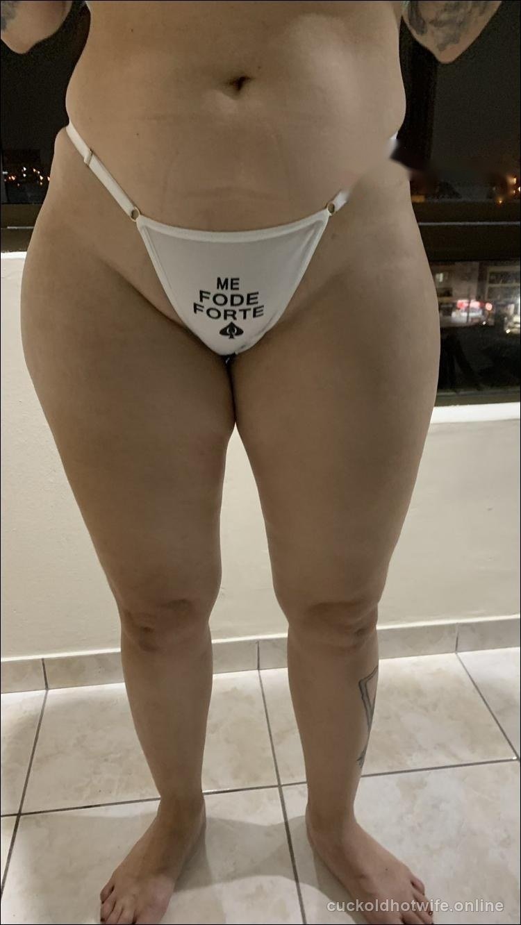 Branquinha hotwife transando com negros dotados - Foto amadora caseira 1