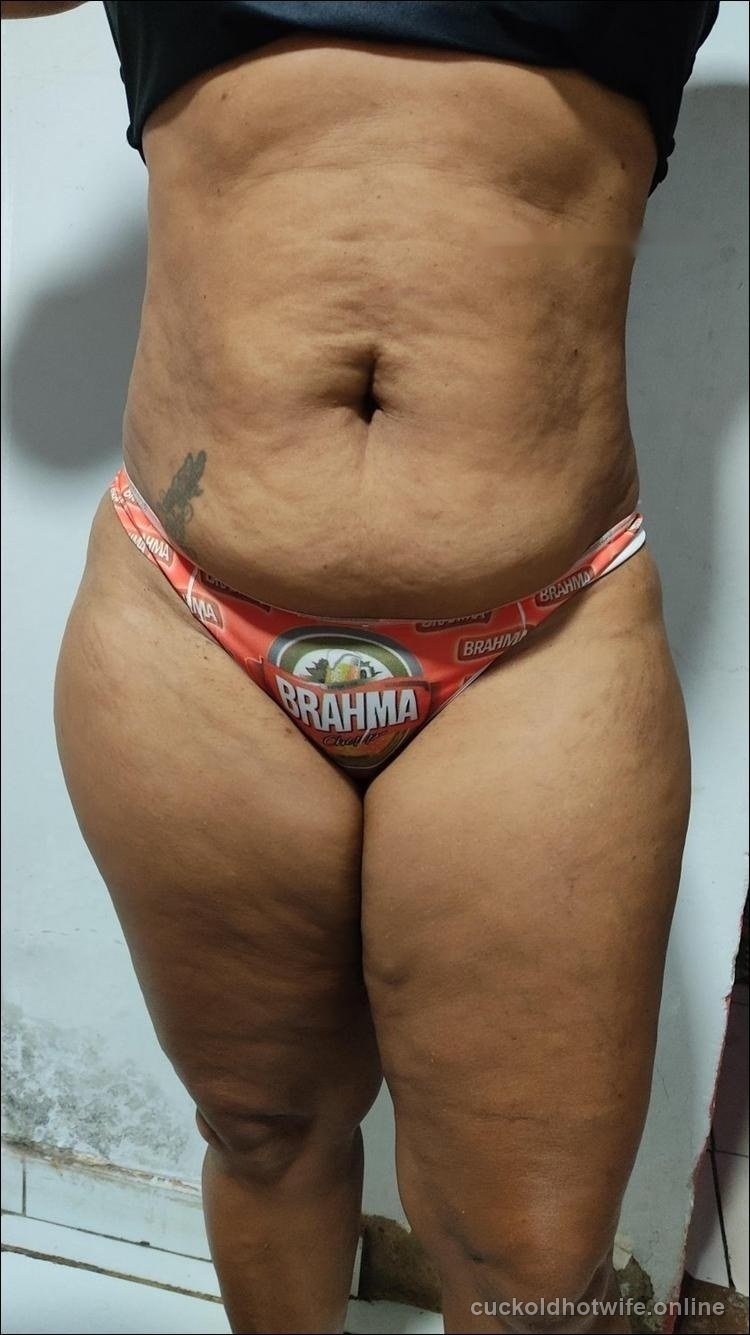 Coroa cinquentona mostrando as marquinhas de biquíni - Foto amadora caseira 8