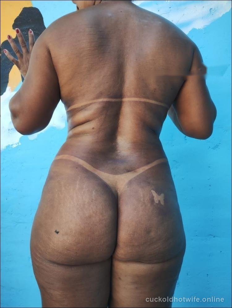Coroa cinquentona mostrando as marquinhas de biquíni - Foto amadora caseira 9