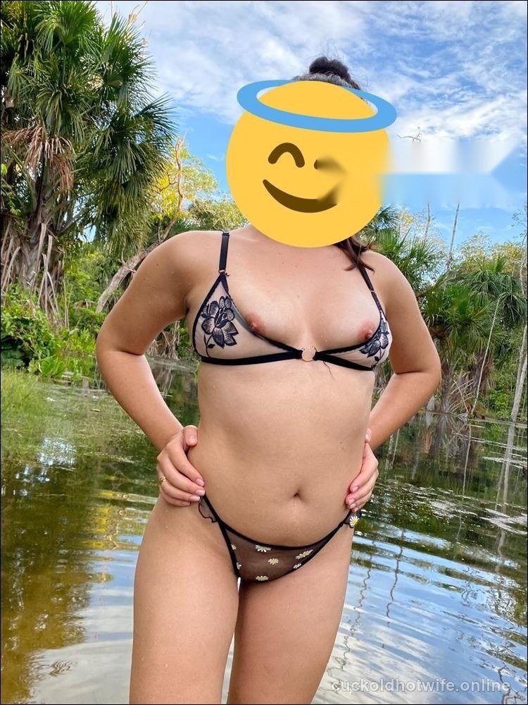 Esposa branquinha gostosa exibicionista no rio - Foto amadora caseira 2