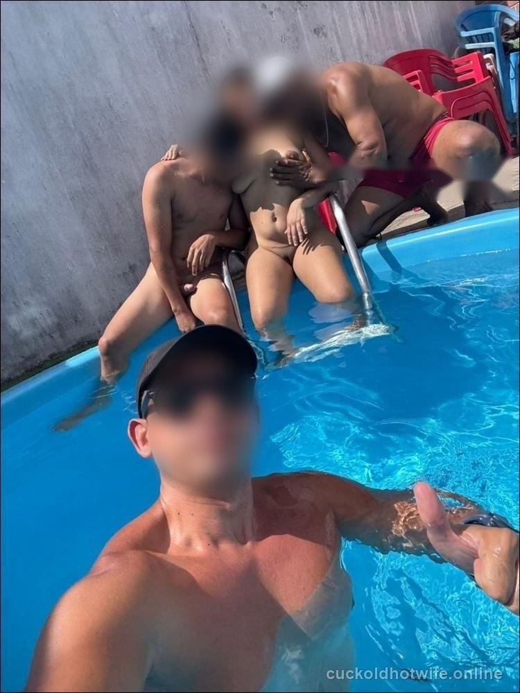 Festinha na piscina com a esposa do corno - Foto amadora caseira 1