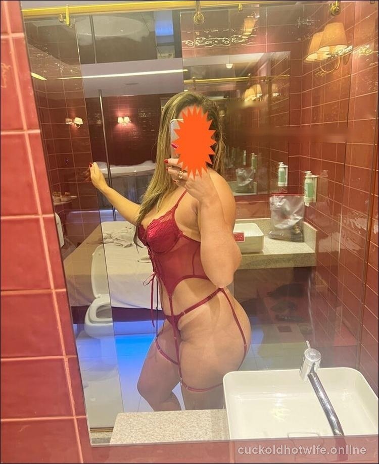 Marido exibindo a sua deliciosa esposa loira - Foto amadora caseira 1