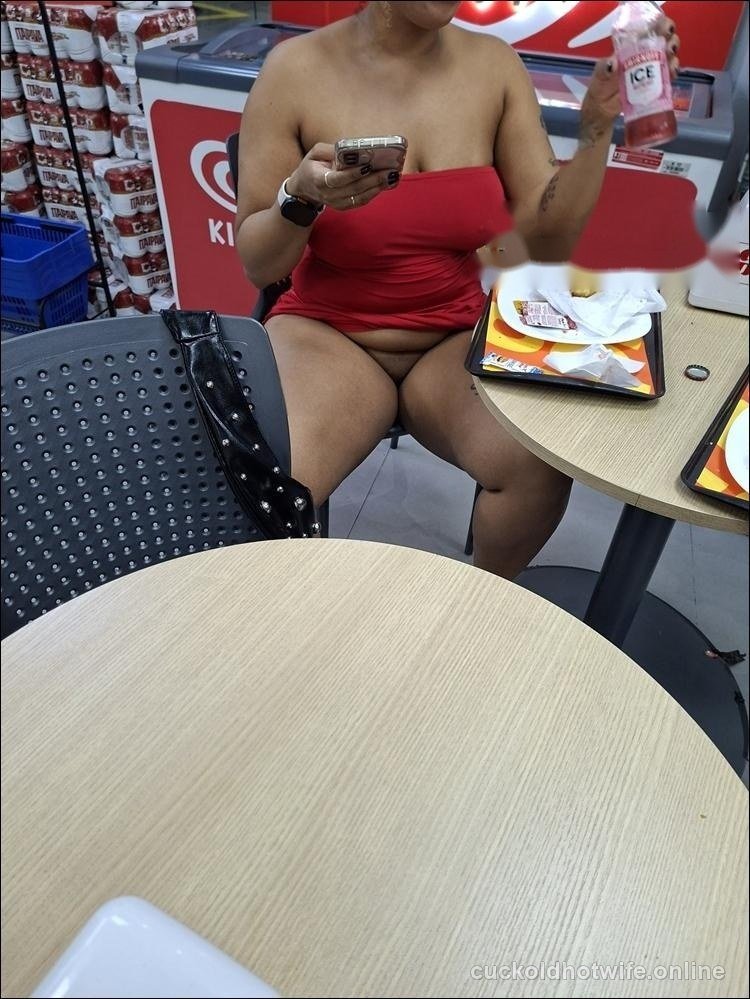 Morena hotwife exibindo o bundão - Foto amadora caseira 1