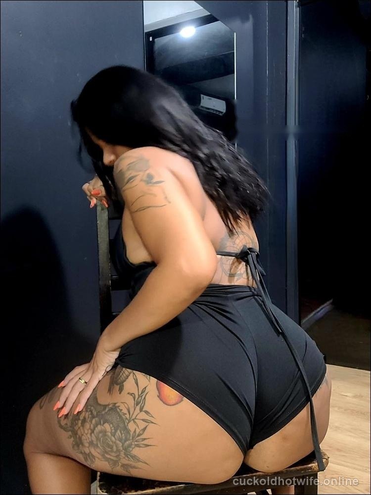Morena rabuda e tatuada mostrando o cu - Foto amadora caseira 4